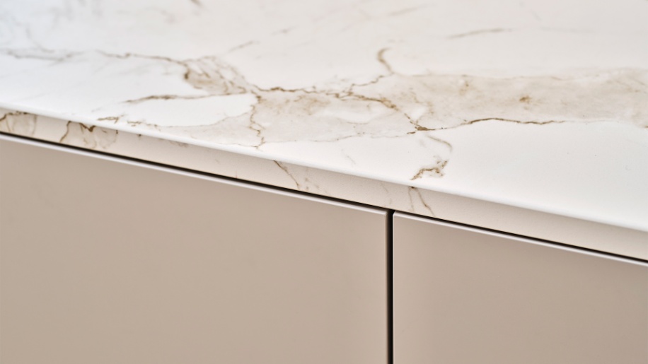 S19 Strand køkken med dekton bordplade fra Svane Køkkenet