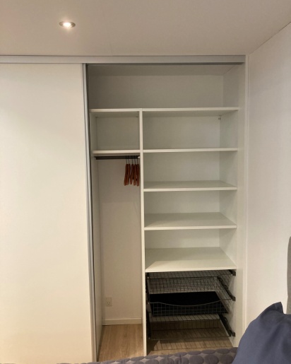 Skydedørsgarderobe fra Svane Køkkenet