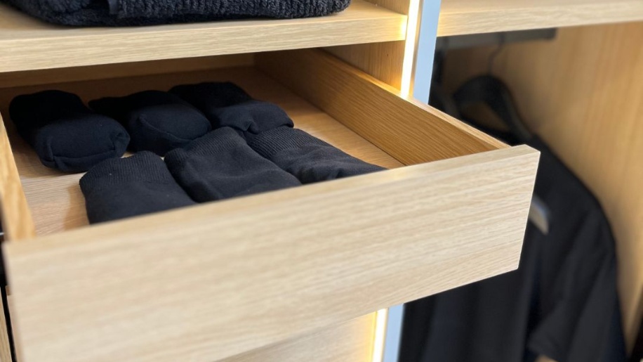 Elegant skydedørsgarderobe fra Svane Køkkenet