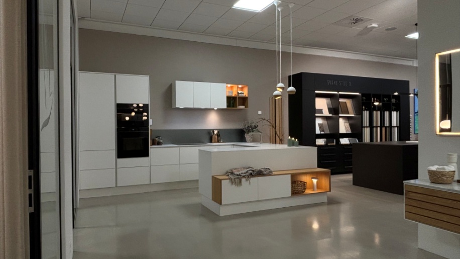 WBL køkken i hvid og eg natur fra Svane Køkkenet