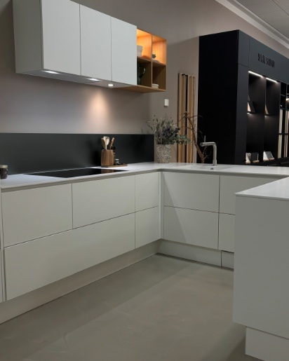 WBL køkken i hvid og eg natur fra Svane Køkkenet