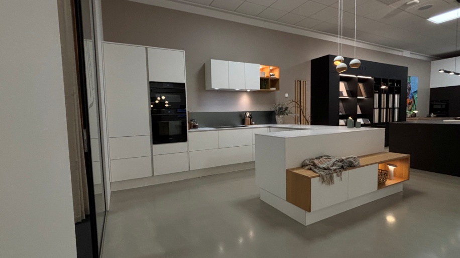 WBL køkken i hvid og eg natur fra Svane Køkkenet