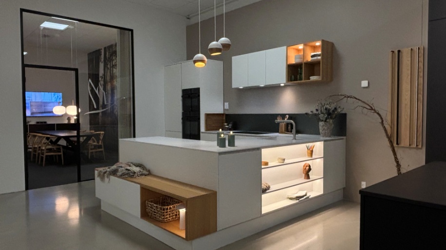 WBL køkken i hvid og eg natur fra Svane Køkkenet