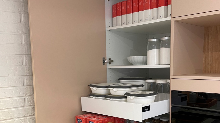 Køkkenmiljø i base mosgrå/rosa fra Svane Køkkenet