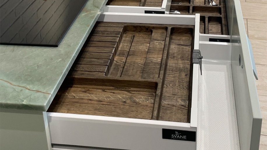 Køkkenmiljø i base mosgrå/rosa fra Svane Køkkenet