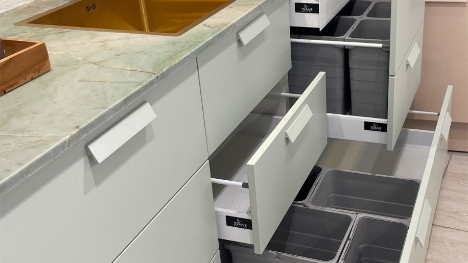 Køkkenmiljø i base mosgrå/rosa fra Svane Køkkenet