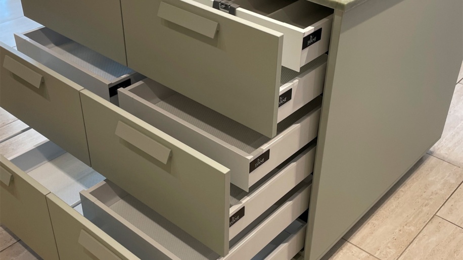 Køkkenmiljø i base mosgrå fra Svane Køkkenet