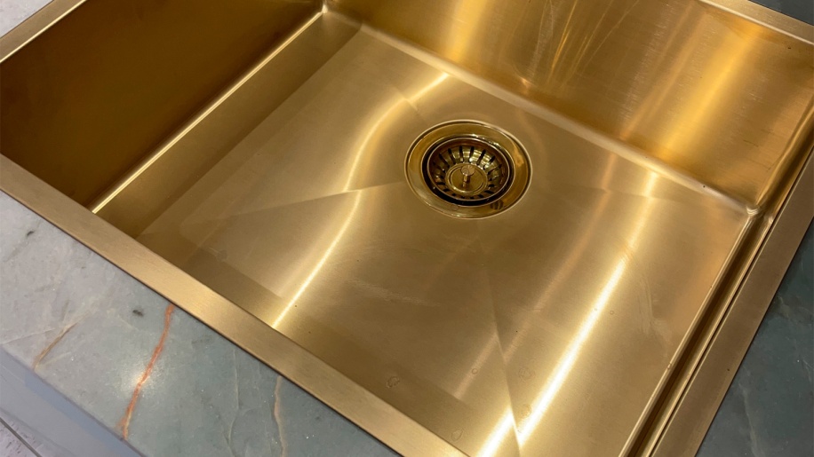 Køkkenmiljø i base mosgrå/rosa fra Svane Køkkenet