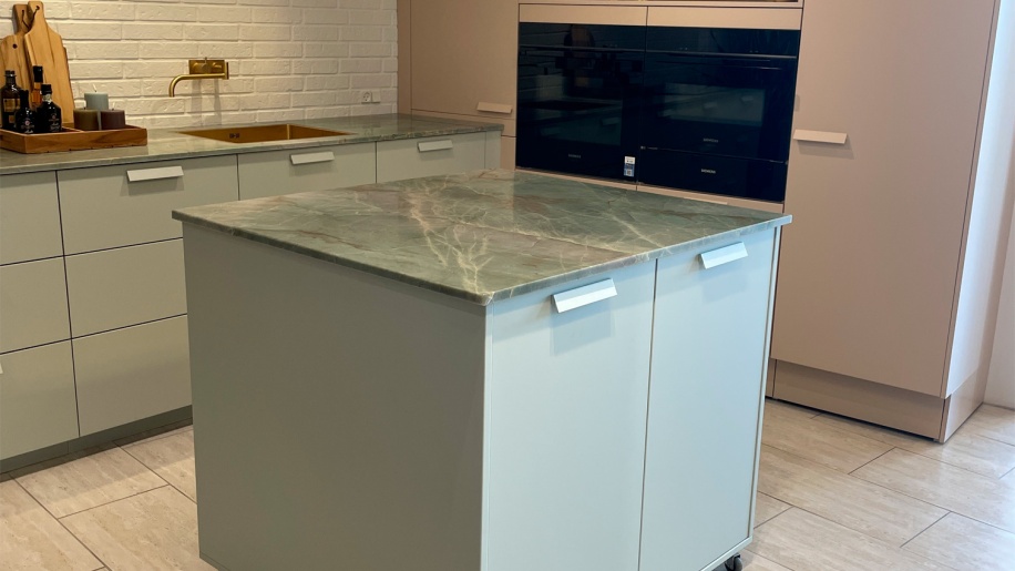 Køkkenmiljø i base mosgrå/rosa fra Svane Køkkenet