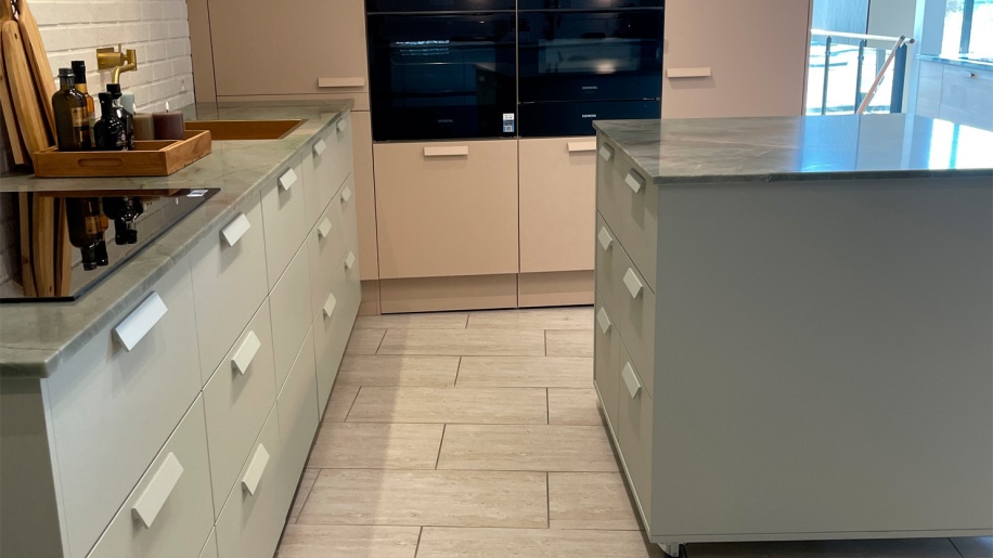 Køkkenmiljø i base mosgrå/rosa fra Svane Køkkenet