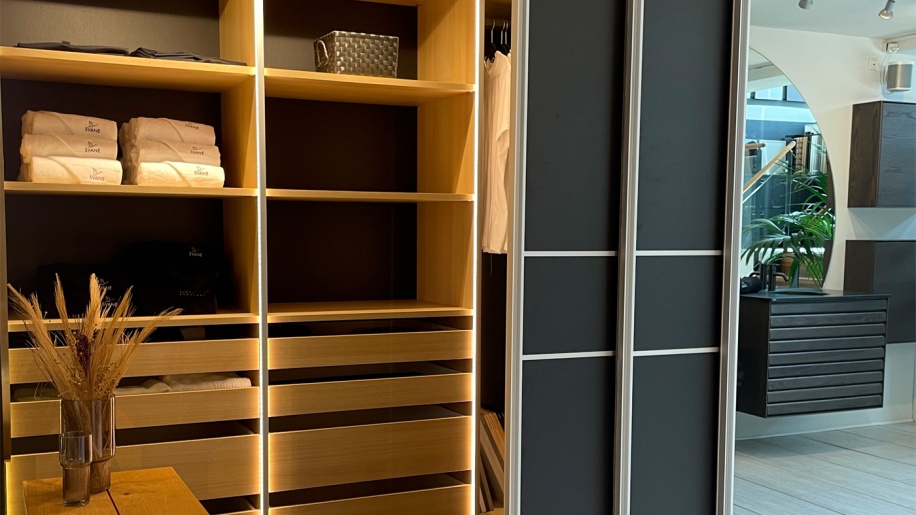 Sort skydedørsgarderobe fra Svane Køkkenet
