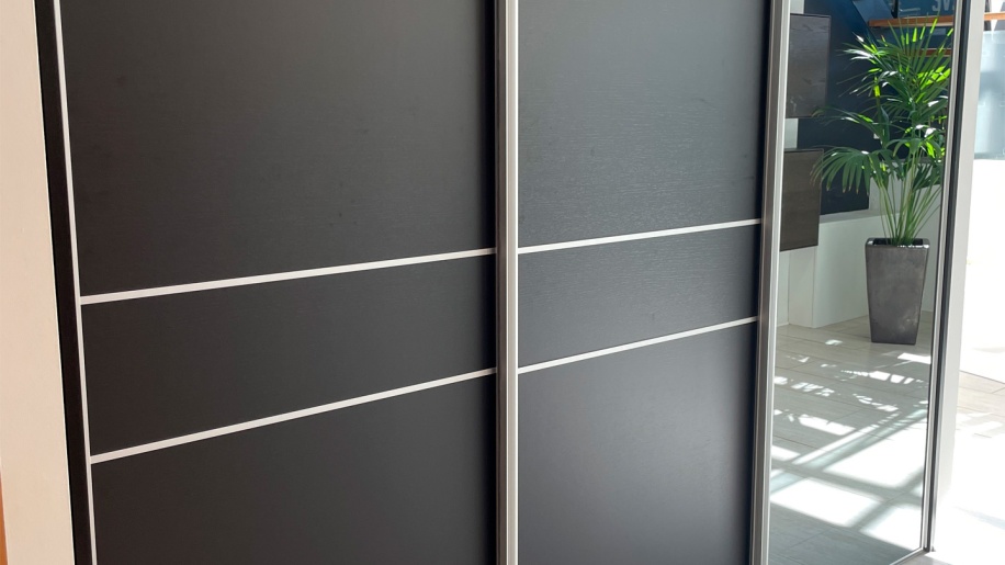 Sort skydedørsgarderobe fra Svane Køkkenet