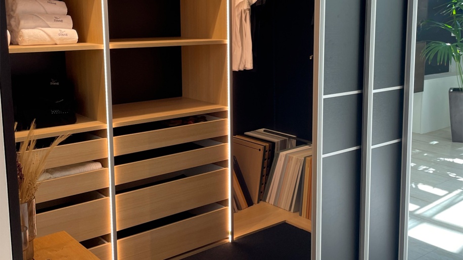 Sort skydedørsgarderobe fra Svane Køkkenet