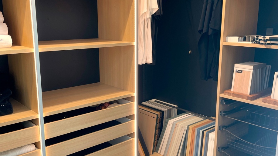 Sort skydedørsgarderobe fra Svane Køkkenet