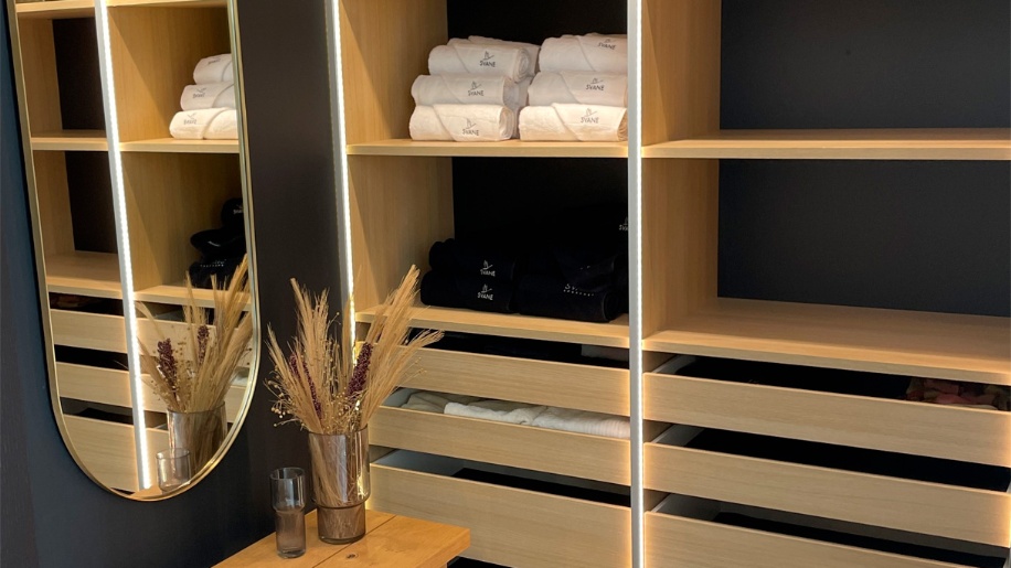 Sort skydedørsgarderobe fra Svane Køkkenet