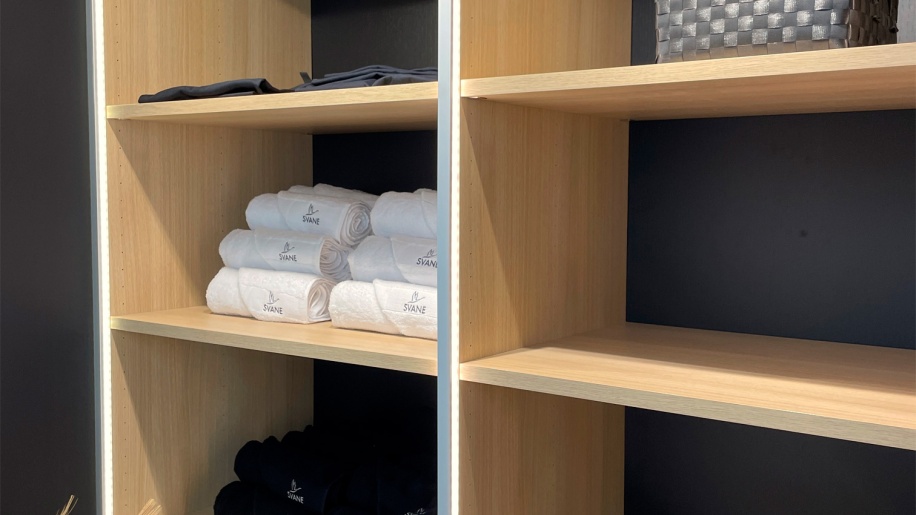 Sort skydedørsgarderobe fra Svane Køkkenet