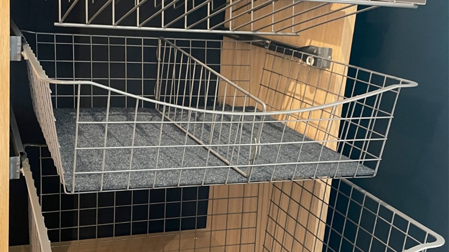 Sort skydedørsgarderobe fra Svane Køkkenet