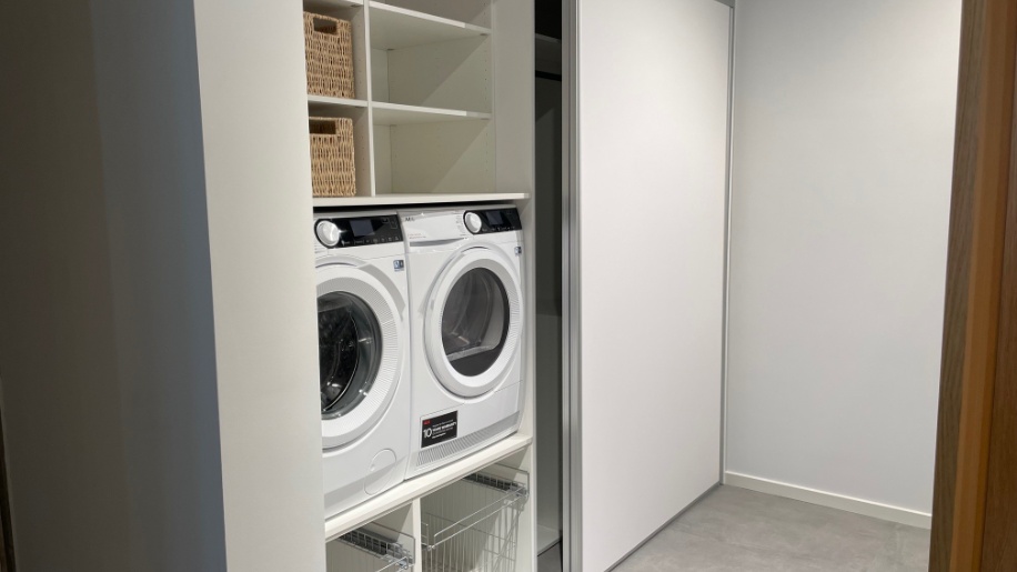 Skydedørsgarderobe i hvid melamin fra Svane Køkkenet