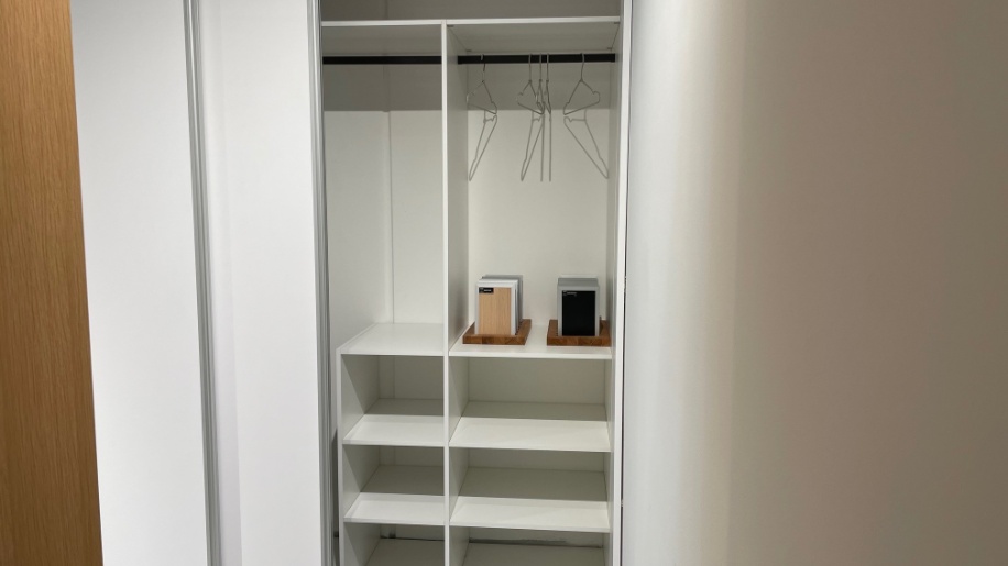 Skydedørsgarderobe i hvid melamin fra Svane Køkkenet