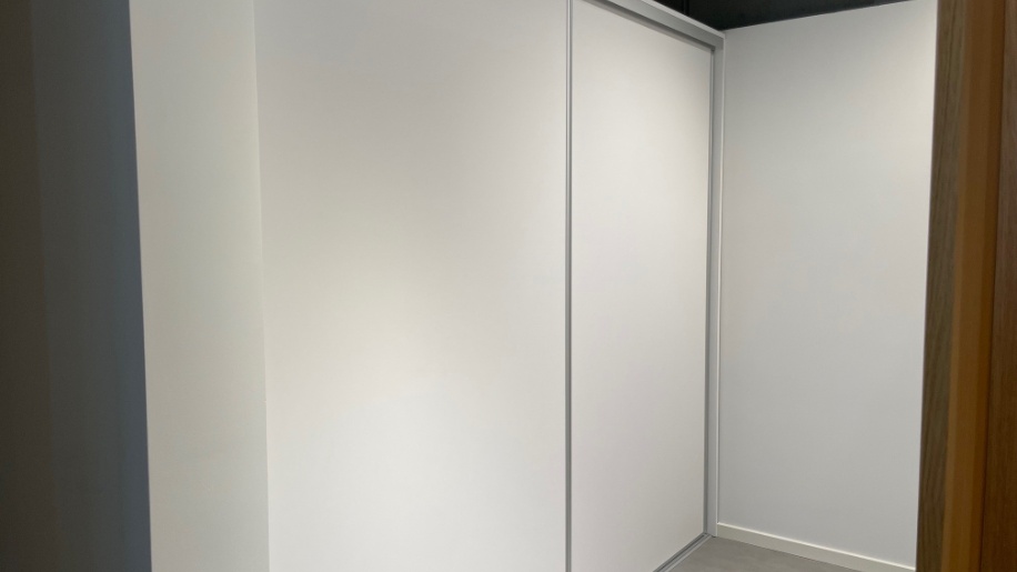 Skydedørsgarderobe i hvid melamin fra Svane Køkkenet